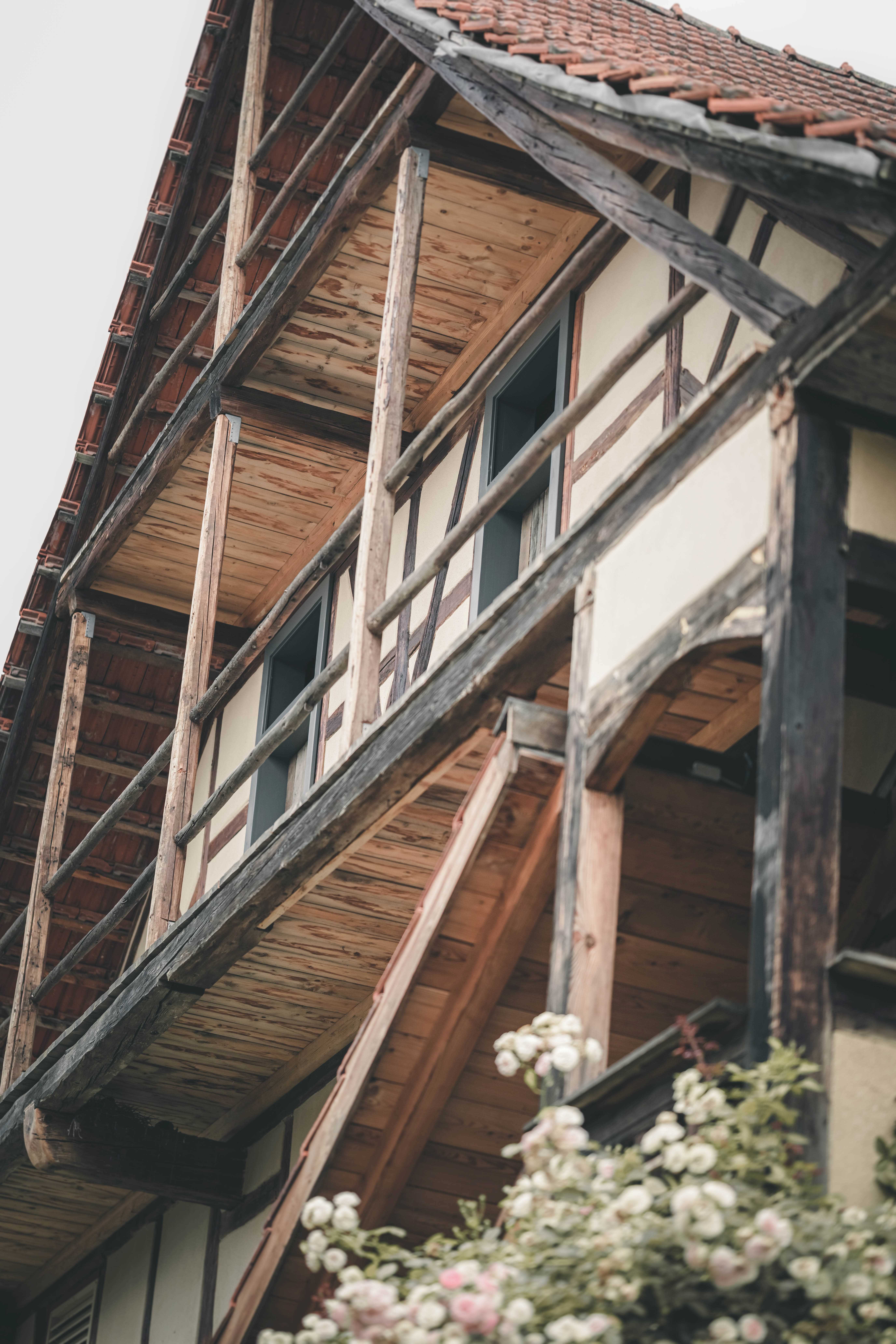 Detailaufnahme der traditionellen Holz- und Fachwerkkonstruktion am Hauptgebäude des Magdalenenguts Erfurt.