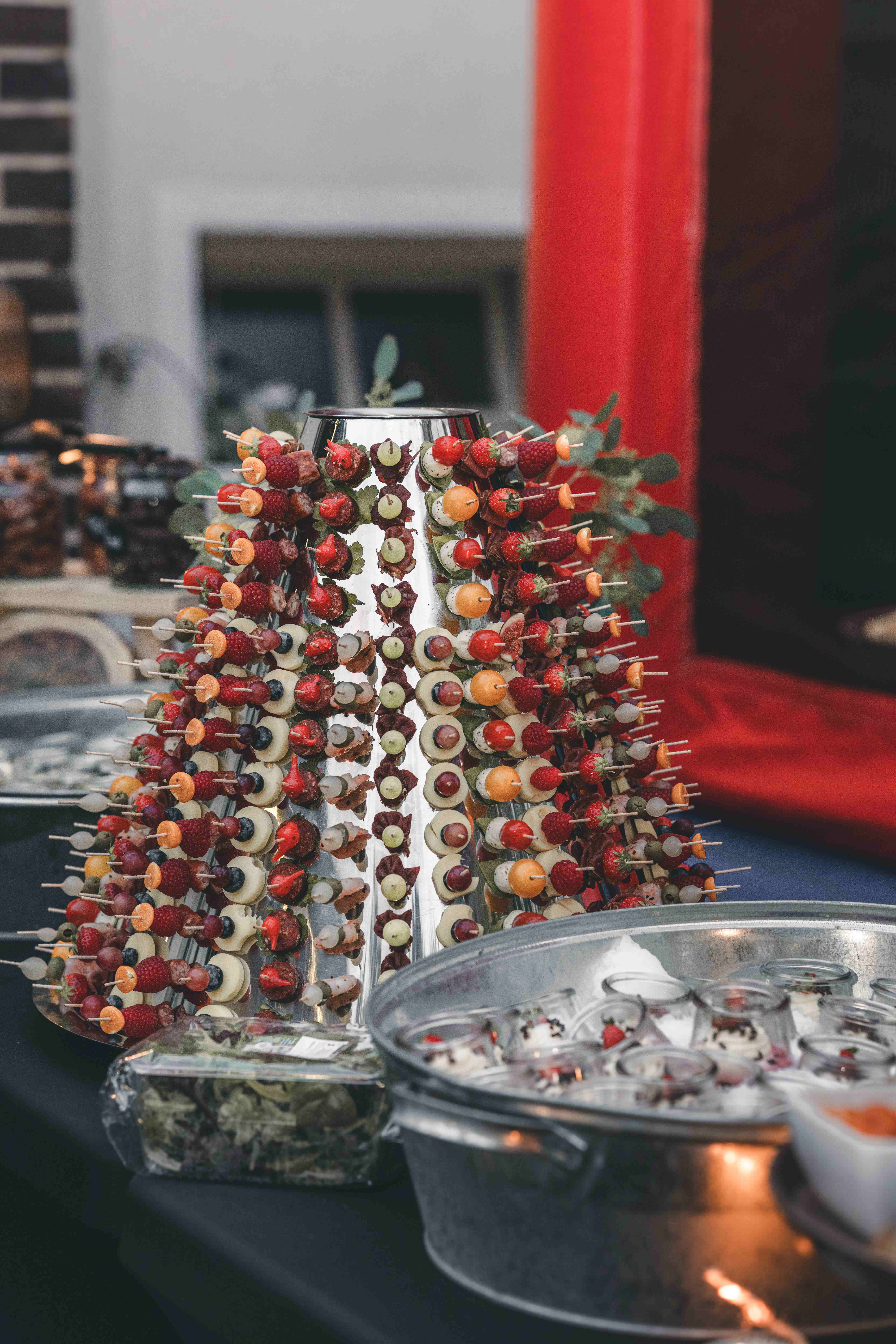 Eine silberne Pyramide bestückt mit bunten Obst- und Snackspießen steht bereit auf dem Buffet für die Hochzeitsgesellschaft im Erzgebirge.