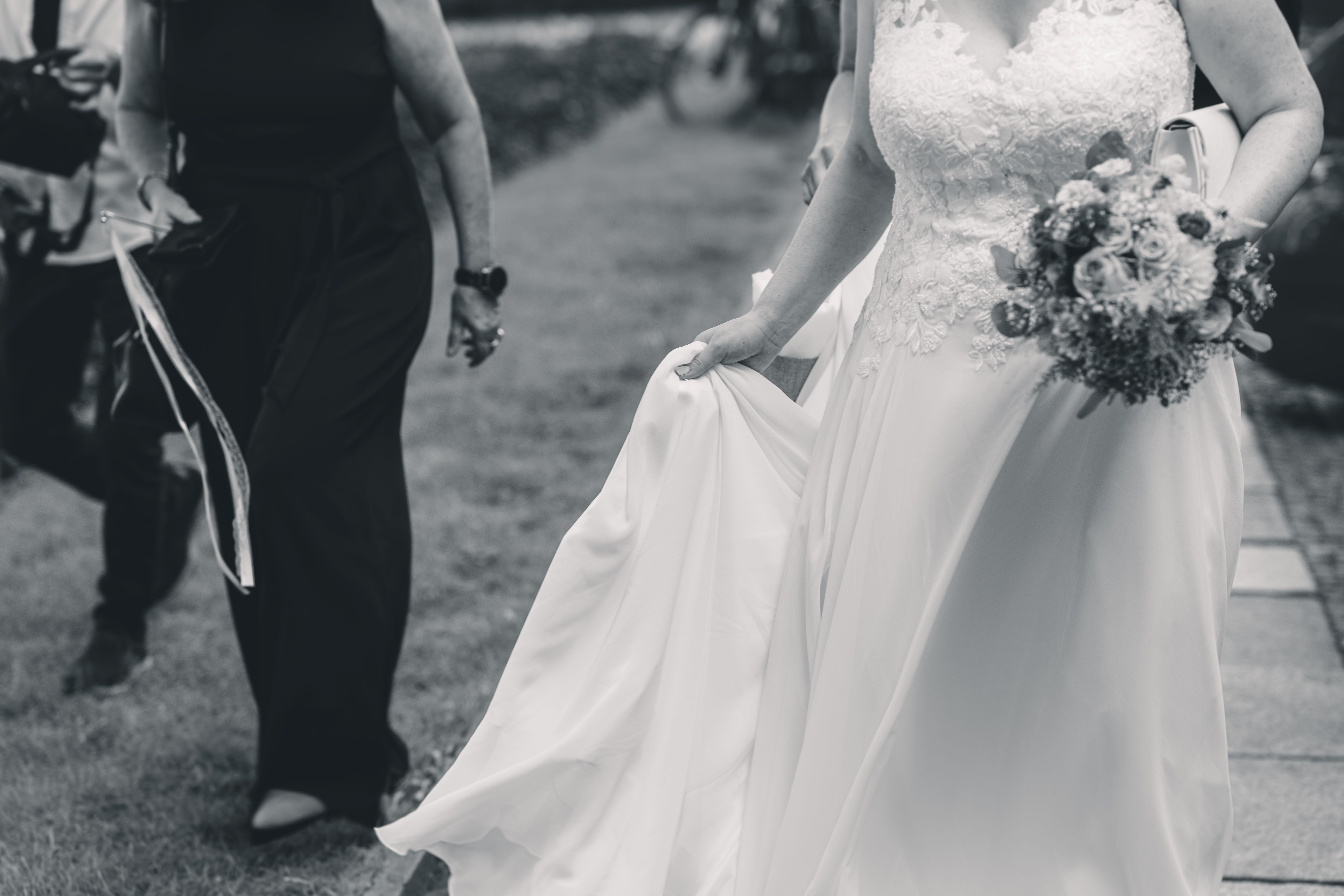 Kreative Detailaufnahme einer Stadthochzeit vor dem Standesamt Leipzig – Hochzeitsreportage, Hochzeitsfotografin Leipzig