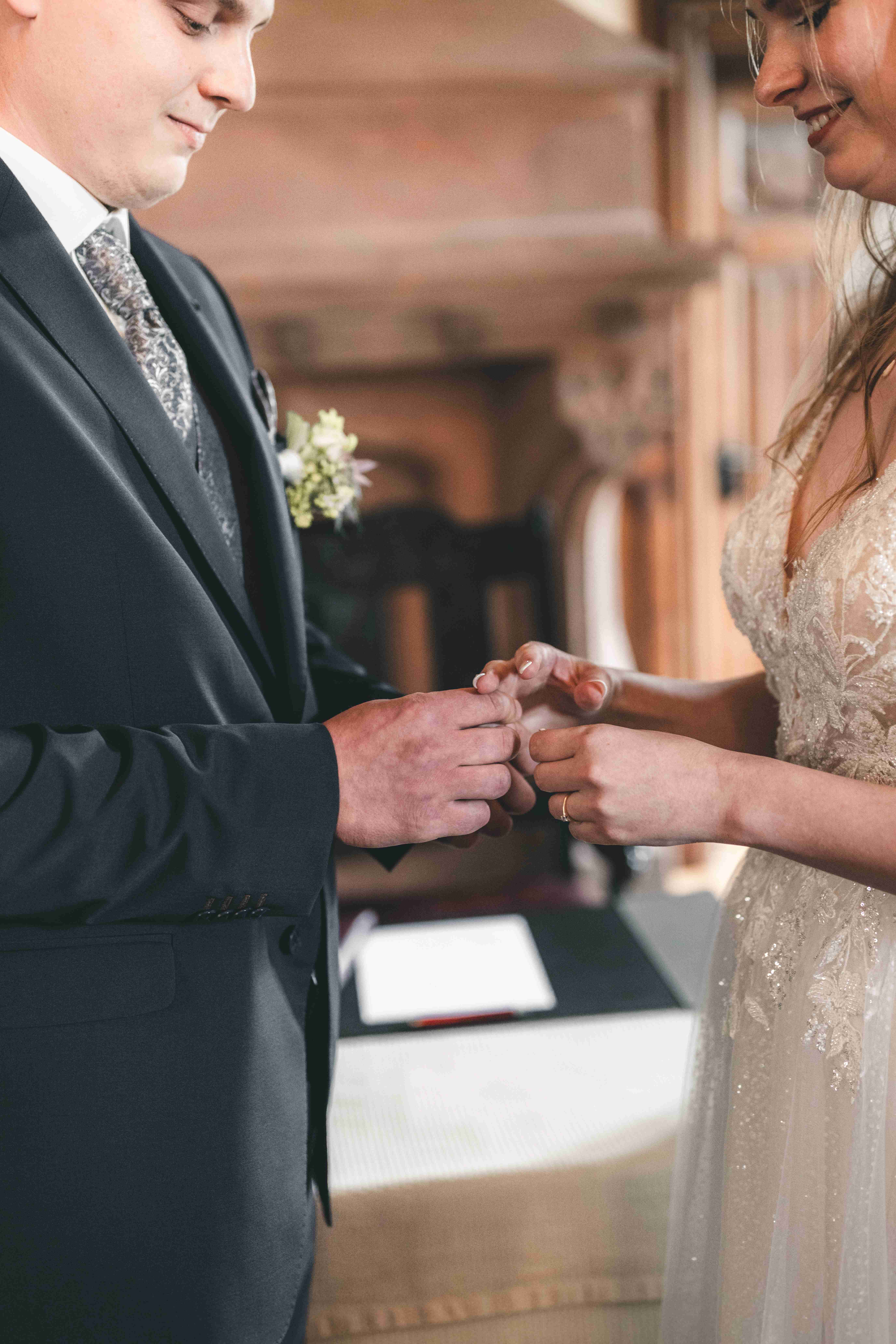 Emotionale Aufnahme des Ringtausches während der standesamtlichen Trauung auf Burg Kriebstein – Hochzeitsreportage Sachsen - Hochzeitsfotografin Chemnitz